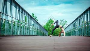 3. ＊＊对比其他巨星＊＊